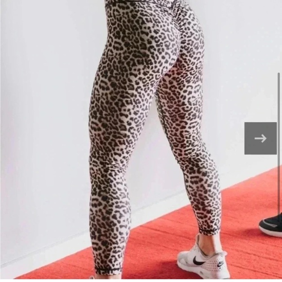 Zyia Leopard Brilliant Scrunchy What Leggings - Picture 4 of 9